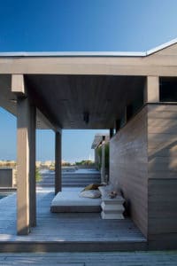 terrasse en bois d'une maison bois moderne aux États-Unis