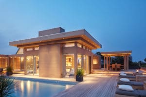piscine en bois d'une maison bois moderne aux États-Unis