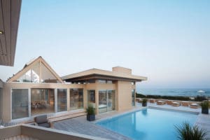 piscine en bois d'une maison bois moderne aux États-Unis