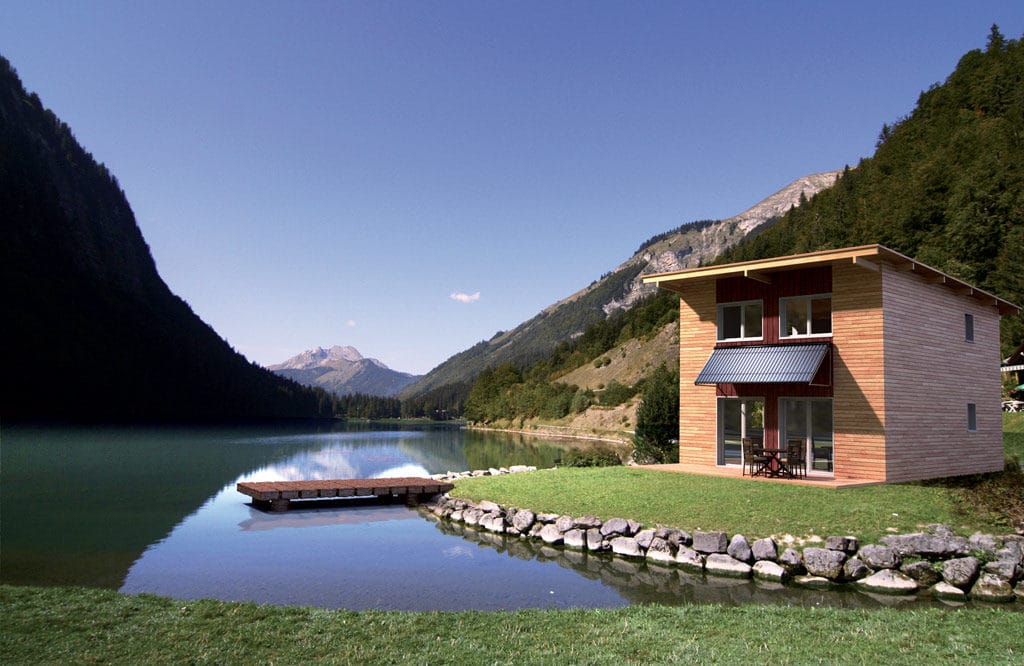 petite maison bois confortable au côte d'un lac