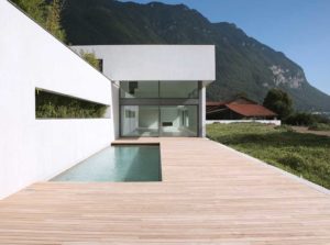 maison bois familial avec terrasse et piscine