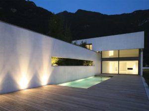 maison bois familial avec piscine et jardin