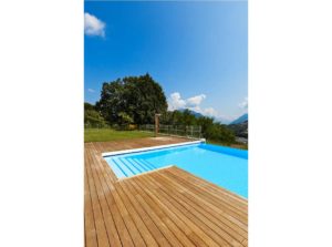 maison bois familial avec piscine et jardin