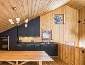 aménagement intérieur d'une maison enneigée