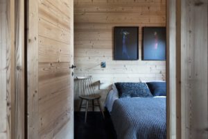 aménagement intérieur d'une maison bois familial enneigée