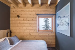 aménagement intérieur d'une maison bois familial enneigée