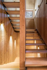 aménagement intérieur d'une maison bois familial enneigée