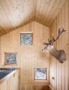 aménagement intérieur d'une maison bois familial enneigée