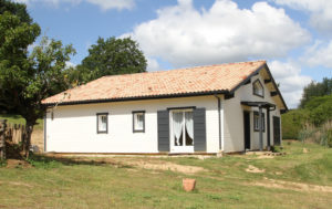 maison bois familial avec jardin