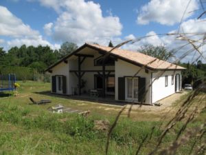 maison bois familial avec jardin
