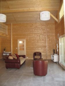 aménagement intérieur d'une maison bois moderne et familial