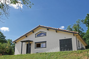 maison bois familial avec jardin