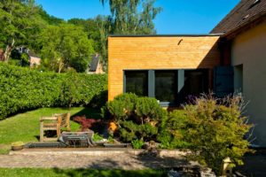 maison bois moderne avec jardin et piscine