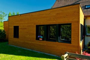 maison bois moderne avec jardin et piscine