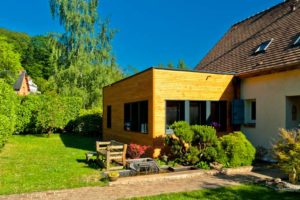 maison bois moderne avec jardin et piscine