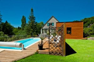 maison bois moderne avec jardin et piscine