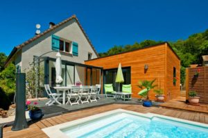 maison bois moderne avec jardin et piscine