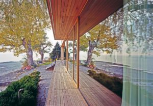 maison bois moderne au côte du lac