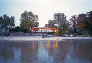 maison bois moderne au côte du lac