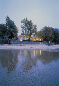 maison bois moderne au côte du lac