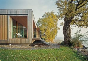 maison bois moderne au côte du lac