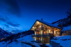 chalet bois familial enneigée