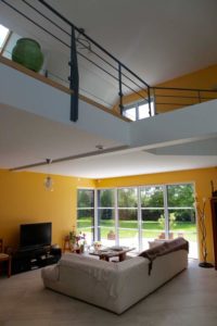 aménagement intérieur d'une maison bois moderne et familial