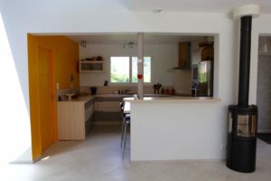 aménagement intérieur d'une maison bois moderne et familial