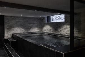 aménagement intérieur d'une maison bois enneigée