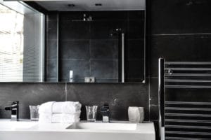 aménagement intérieur d'une maison bois enneigée