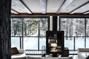 aménagement intérieur d'une maison bois enneigée