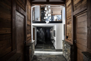 aménagement intérieur d'une maison bois enneigée