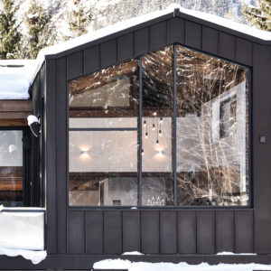 aménagement intérieur d'une maison bois enneigée