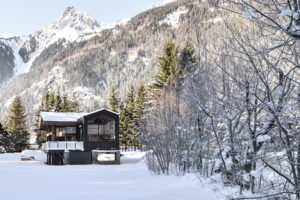 une maison bois familial enneigée