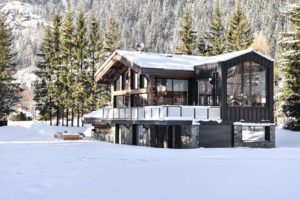 une maison bois familial enneigée