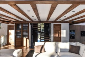 aménagement intérieur d'une maison bois du caractère en altitude