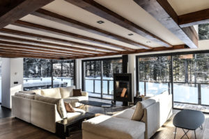 aménagement intérieur d'une maison bois enneigée