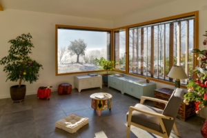 aménagement intérieur d'une maison bois familial avec jardin