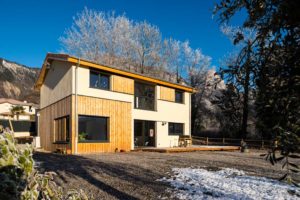 maison bois familial avec jardin