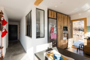 aménagement intérieur d'une maison bois familial avec jardin