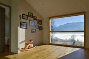 aménagement intérieur d'une maison bois familial avec jardin