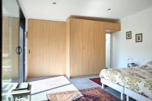 aménagement intérieur d'une maison bois familial avec jardin