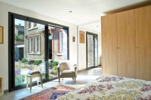 aménagement intérieur d'une maison bois familial avec jardin