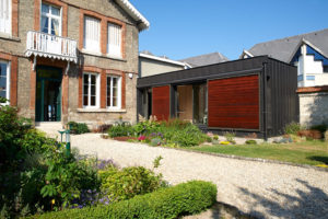 une maison bois familial avec jardin