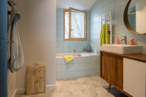aménagement intérieur d'une maison bois familial avec jardin