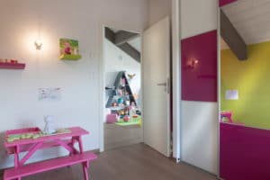 aménagement intérieur d'une maison bois familial avec jardin
