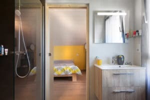 aménagement intérieur d'une maison bois familial avec jardin