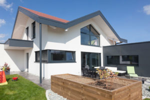 maison bois familial et moderne avec jardin