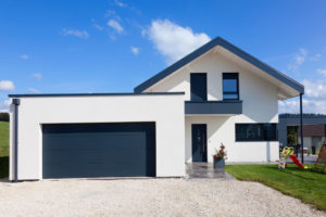 maison bois familial et moderne avec jardin