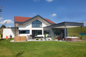 maison bois familial et moderne avec jardin